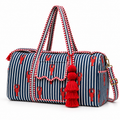 Bolsa de viaje Long Island Navy de rayas azul marino y blancas con langostas rojas, vista en ángulo